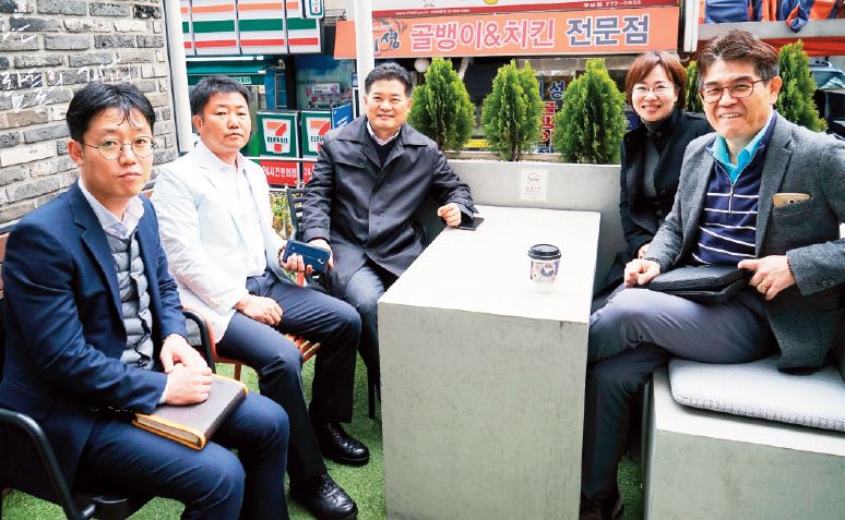 에디터 사진