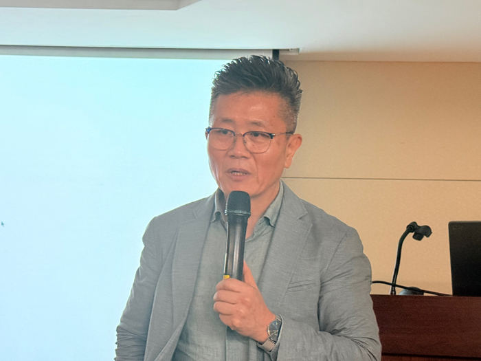 에디터 사진