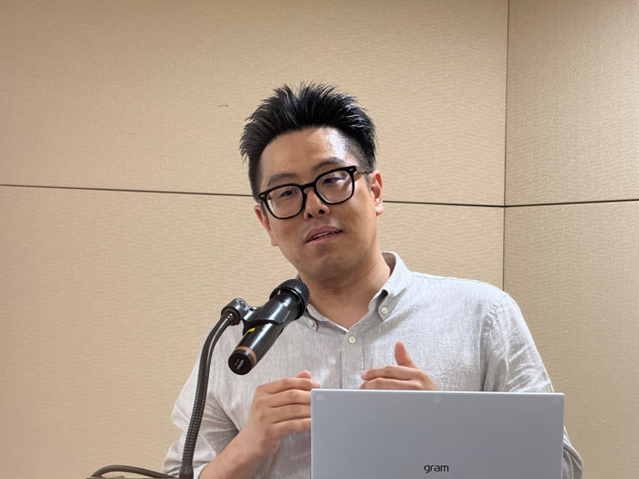 에디터 사진